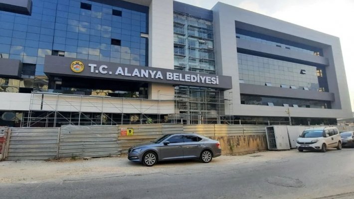 Alanya Belediyesinin yeni hizmet binasına taşınma işlemi bugün başlıyor